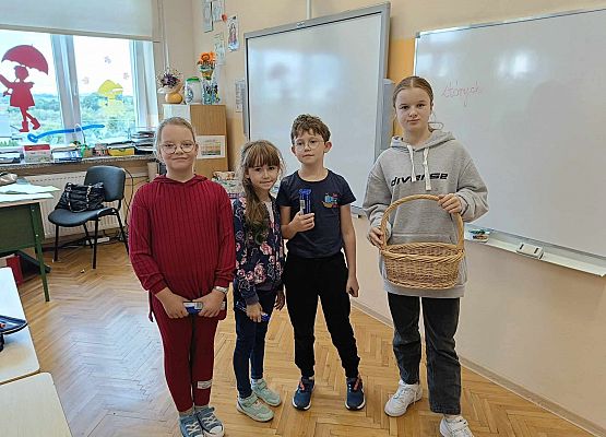 uczniowie otrzymują słodycze