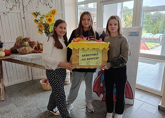 dziewczyny trzymają skrzynkę na dowcipy