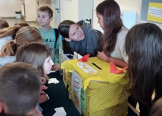 wybory uśmiechniętych osób w szkole