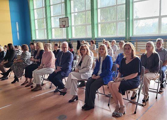 nauczyciele i pracownicy szkoły