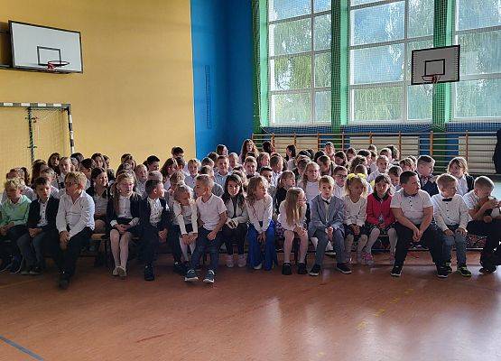 daieci siedzą w sali