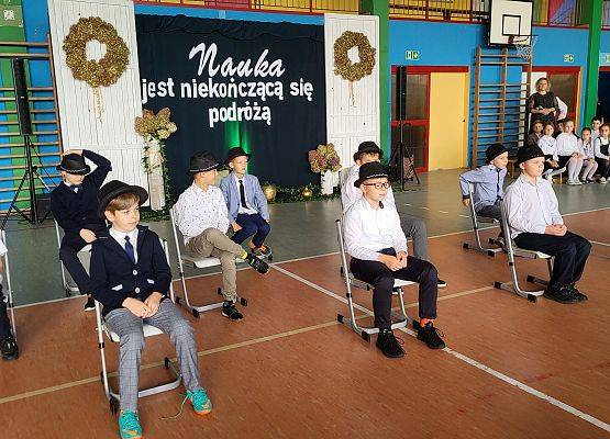 chłopcy występują