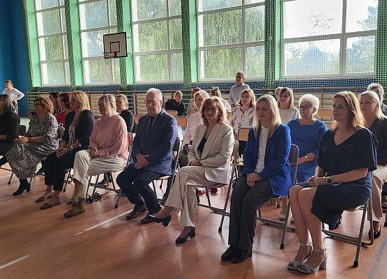 nauczyciele i pracownicy szkoły