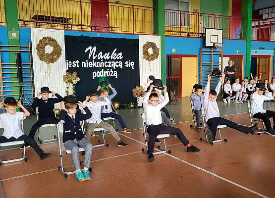 uczniowie występują