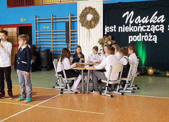 uczniowie występują