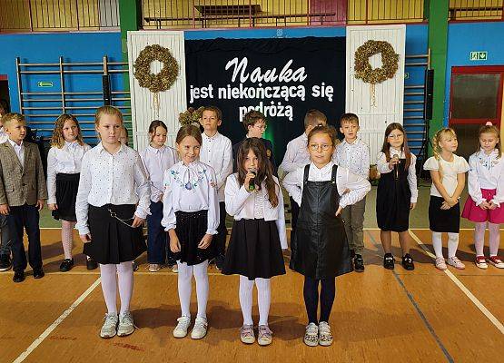 uczniowie występują