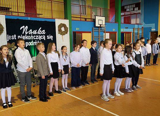 uczniowie występują