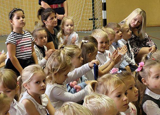 publiczność ogląda występy uczniów