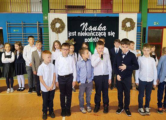 uczniowie występują