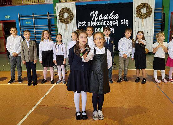 uczniowie występują