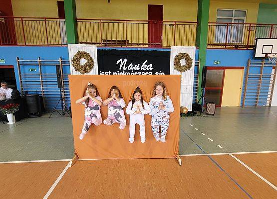 uczniowie występują