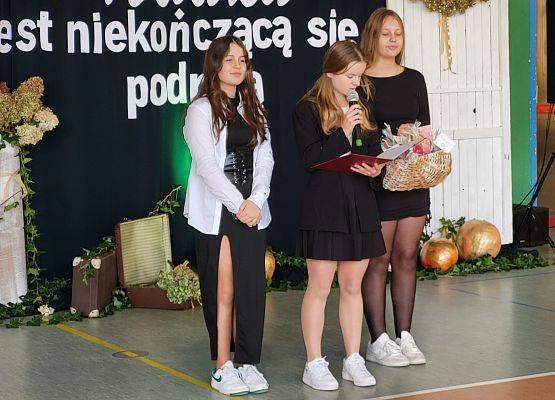 uczennice dziękują nauczycielom i pracownikom szkoły