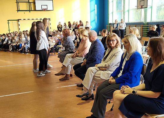 nauczyciele i pracownicy szkoły