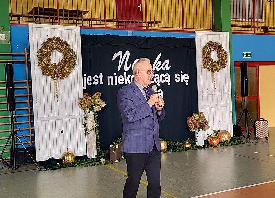 dyrektor szkoły przemawia