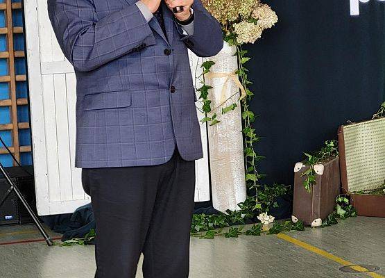 dyrektor szkoły przemawia