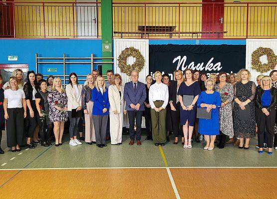 wspólne zdjęcie nauczycieli i pracowników szkoły