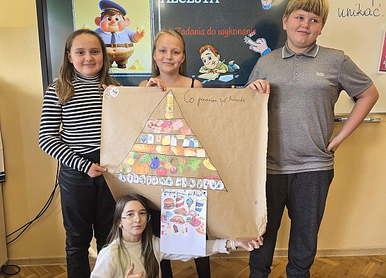 uczniowie prezentują wykonaną pracę