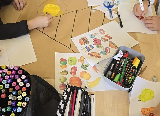 uczniowie pracują nad zadaniem