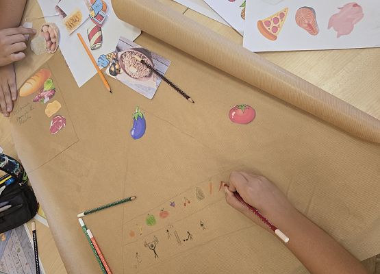 uczniowie pracują nad zadaniem