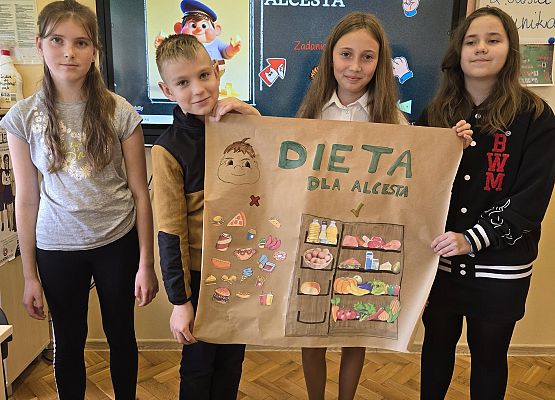 uczniowie prezentują swoją pracę