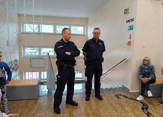 policjanci omawiają zasady bezpieczeństwa