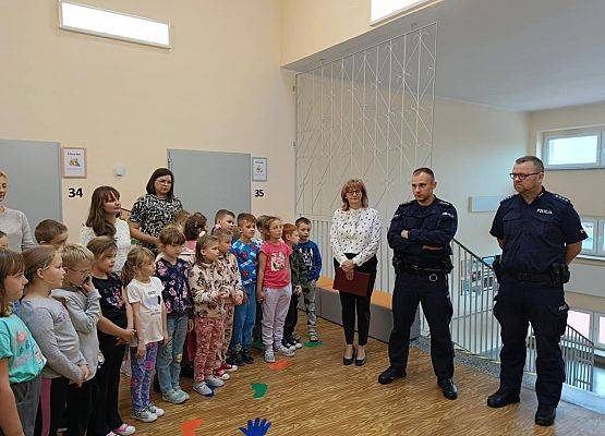 uczniowie słuchają policjantów