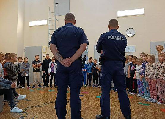 policjanci omawiają zasady bezpieczeństwa