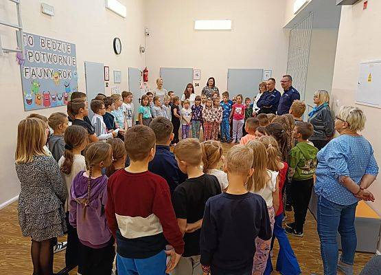 uczniowie słuchają policjantów