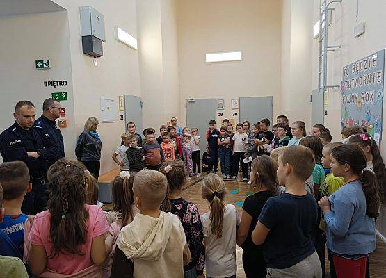 uczniowie słuchają policjantów