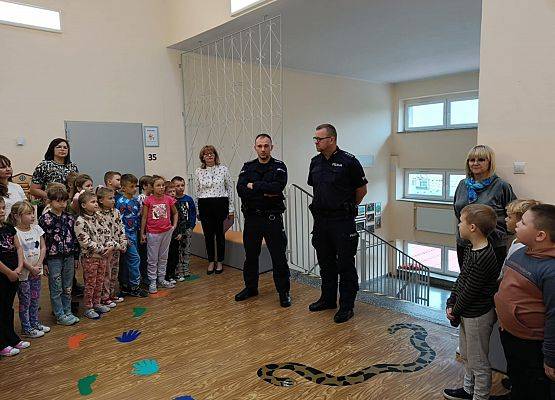 uczniowie słuchają policjantów