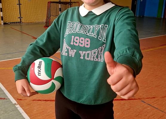 uczennica trzyma piłkę