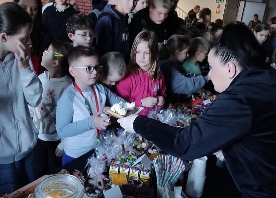 uczniowie w jesiennej kawiarence