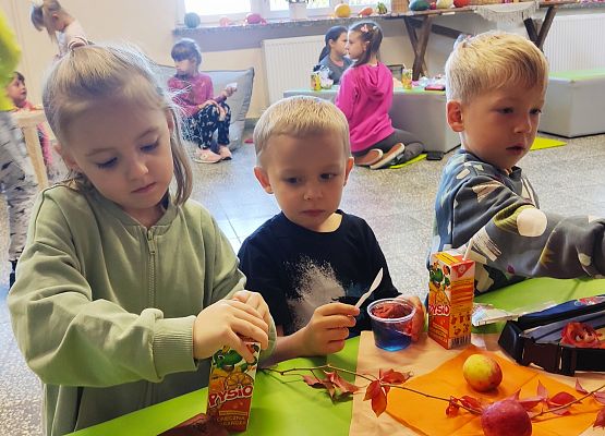 dzieci w jesiennej kawiarence