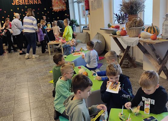 uczniowie w jesiennej kawiarence