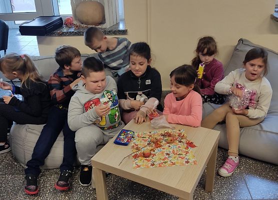uczniowie w jesiennej kawiarence