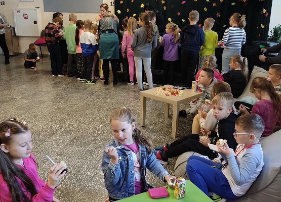 uczniowie w jesiennej kawiarence