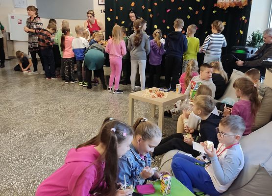 uczniowie w jesiennej kawiarence