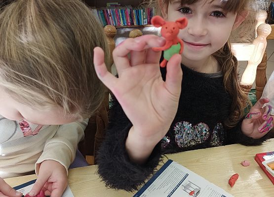 uczniowie lepią Plastusia