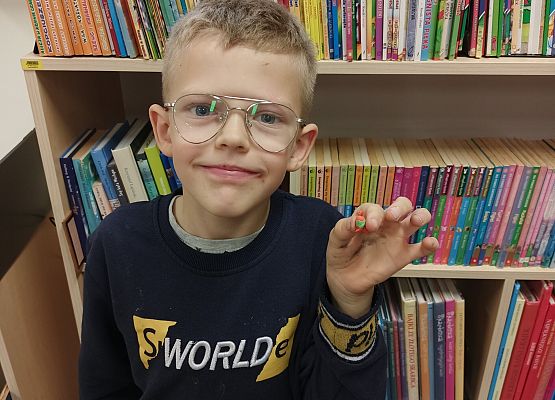 uczeń prezentuje ulepionego Plastusia