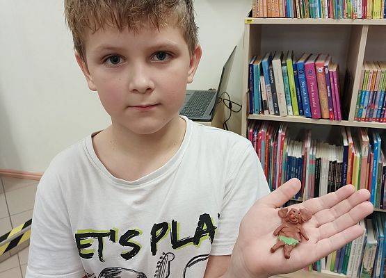 uczeń prezentuje ulepionego Plastusia