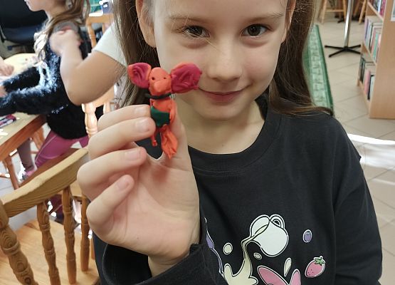 uczennica prezentuje ulepionego Plastusia