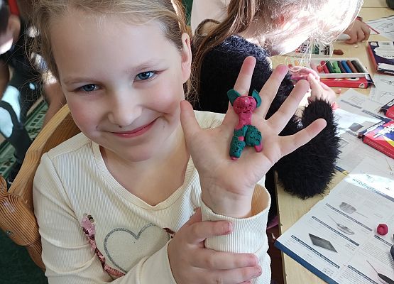 uczennica prezentuje ulepionego Plastusia