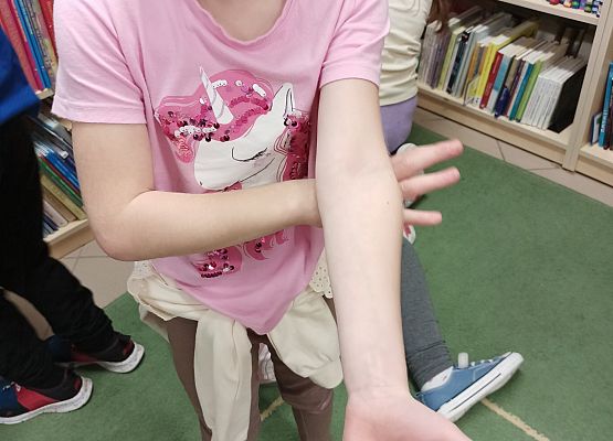 uczennica prezentuje ulepionego Plastusia