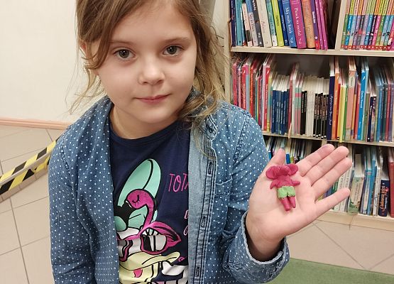 uczennica prezentuje ulepionego Plastusia