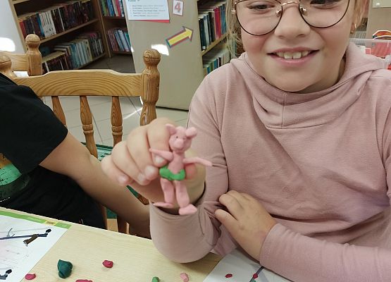 uczennica prezentuje ulepionego Plastusia