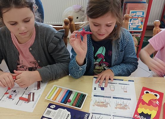 uczniowie lepią Plastusia