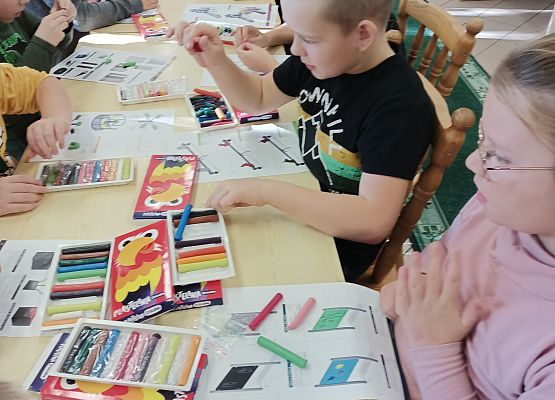 uczniowie pracują przy stole