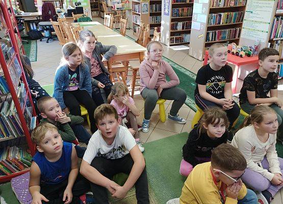 uczniowie oglądają prezentację