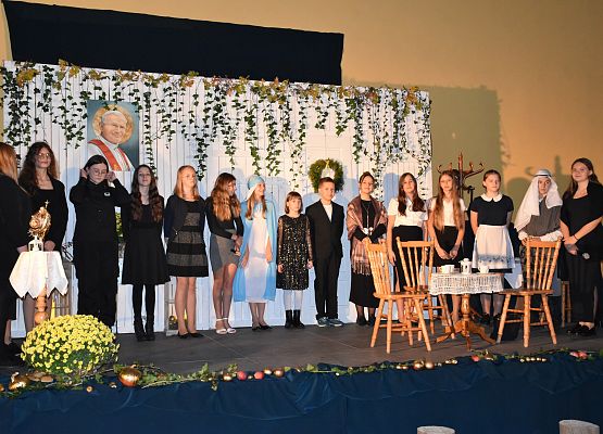 uczniowie występują na scenie