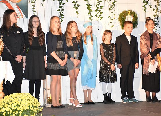 uczniowie występują na scenie